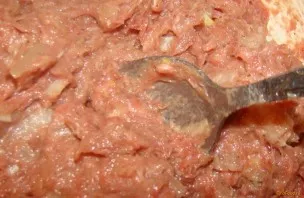 In the meantime, prepare the filling. Add salt, pepper, finely chopped onion and garlic to the prepared mince, as well as carrots ground ...