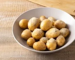 Add vegetable oil, salt, ground black pepper and breadcrumbs. Mix everything so that everything is evenly distributed over the potatoes.