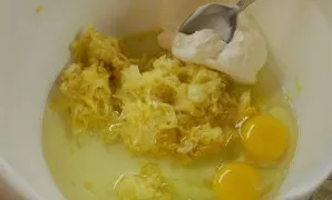 Mix zucchini, lemon zest, eggs, lemon extract, vegetable oil, sour cream, sugar.