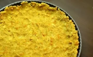 Place the resulting dough in a cake mold and form the base. We send it to the oven for 10 minutes to bake at a temperature of 180 degrees...