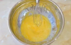 For the dough, mix the eggs with sugar.
