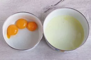 Divide the eggs into whites and yolks.