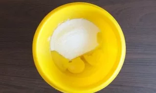 In a separate bowl, mix the eggs and 200 grams of sugar.