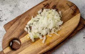 Peel the onion and cut into small cubes.