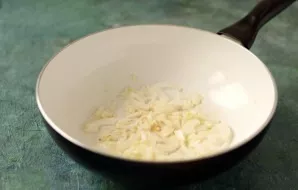 Cut the onion into quarters, finely chop the garlic. Fry in a pan until tender.