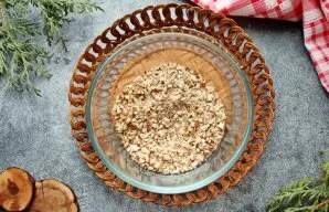 Grind the nuts into not very large crumbs.