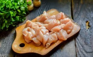 Wash the chicken fillet and cut into small pieces.
