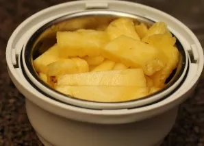 Crush the pineapple into a puree. You can also use green apples, pears or other fruits.