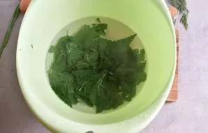 While the vegetables are boiling, lets take care of the nettles. Cut the young foliage off the branches - work with gloves! Put in a bowl...