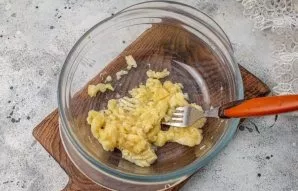 Peel the bananas, put the pulp in a bowl and crush with a fork.