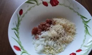 Peel and grate the garlic cloves with a grater, add to the minced meat. I also grate hard cheese with a grater and put it in a bowl.