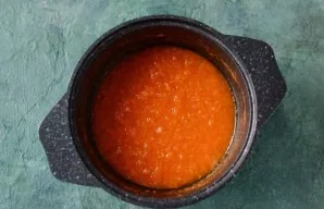 Transfer the onions and tomatoes to the pot. Bring the mixture to a boil and cook for 15-20 minutes.