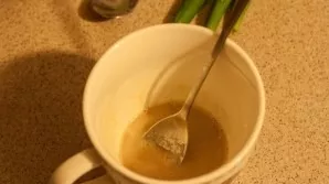 Add yeast to a small cup, add a spoonful of sugar. If you use dry yeast, add a little water from the bread pot.