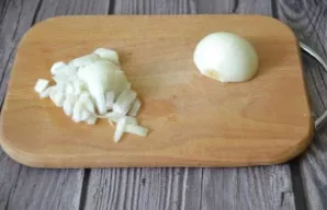 Peel the onion, chop it, use half of the onion for frying chanterelles, the other half for potatoes.