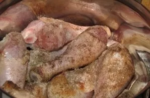 We transfer the fried feet to a saucepan, add salt, pepper, bay leaf and dried herbs.