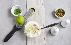 Pour the juice of half lime with the peel and mix again.