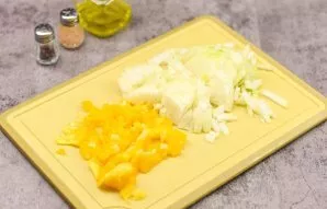Peel the onion and cut it into cubes. Also cut the pepper into small cubes.