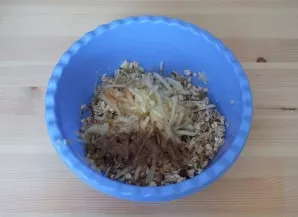 Peel the apples, remove the core and grate on a coarse grater in a bowl of flakes, add cinnamon to taste. Stir. Preheat oven to 180 degrees.