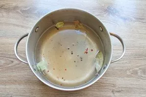 For the marinade, pour a liter of water into a stainless steel saucepan. Add salt, sugar, cloves, cinnamon, black pepper and pour vinegar...