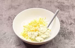 Peel the boiled egg, grate it and put it in a bowl. Add Philadelphia cheese or any soft cream cheese. Stir.