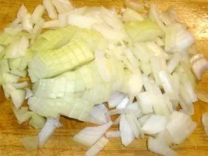 Peel the onion, cut into thin half rings or finer.