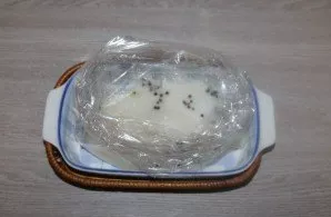 Pour sunflower oil and vodka. Mix thoroughly inside the bag.