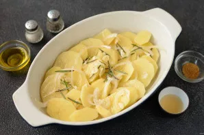 Put the potatoes on a baking sheet, put them in the oven, preheated to 200 degrees in a mode without convection, for 20 minutes.