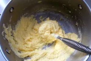 Shake eggs and sugar.