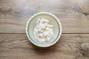 Cut the marshmallow into small pieces, put in cream and mix.