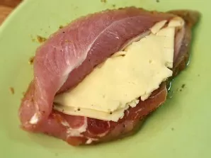 Put a piece of cheese in the cut place. If you wish, you can also put a small piece of bacon so that the inside of the turkey is juicier.