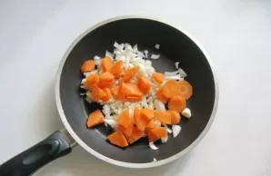 Peel carrots and onions, wash and chop. Put in a pan with refined sunflower oil. Simmer vegetables over low heat, stirring for 7-8 minutes.