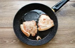 Pour vegetable oil into the pan and heat it over high heat. Add the meat and cook until golden brown on both sides.