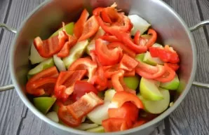 Remove the seeds and cut into slices apples, bell peppers, onions.