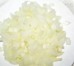 Peel the onion and chop finely.