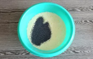 Add kefir, vegetable oil, poppy seeds. Continue mixing with a mixer.