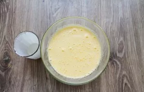 Pour kefir into the egg mass.