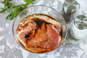 Pour soy sauce and vegetable oil into a deep container. Put the pork chops in a container and marinate for 1 hour at room temperature or ...