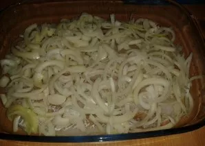 Peel the onions and chop them finely. Spread on top of the fish in an even layer.