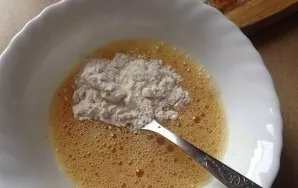 And now add 1.5 tablespoons of flour and starch, carefully, so that there are no lumps, stir with a fork or whisk.