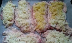 Grate three boiled potatoes and carefully place them on top of the onions.