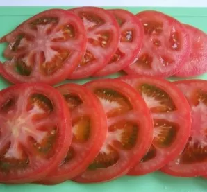 We also cut the tomatoes into thin slices.