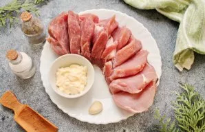 Wash the pork, dry it and cut it into pieces, without cutting it to the end, season with salt and pepper. Mix half of the mayonnaise with...