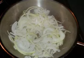 Cut the onion into rings or half rings.