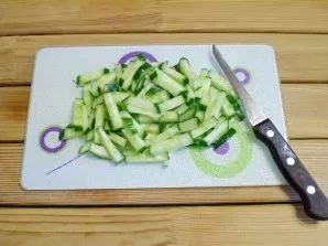 Cut the cucumbers into large strips.