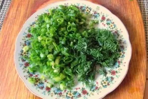 Chop onion letters and dill.
