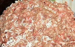 Mix rice with minced meat, salt and pepper to taste. You can add your favorite spices. Mix the mixture thoroughly.