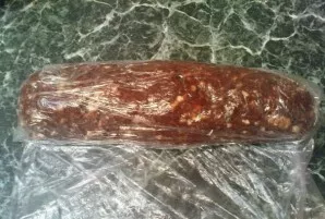 Now take cellophane film or ordinary cellophane bag. From the resulting mass you need to form a dense sausage of the desired thickness. W...