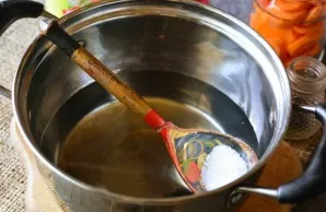 From water, salt, sugar and vinegar, boil the marinade.