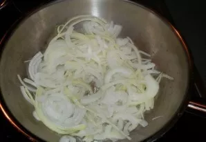 Meanwhile, cut the onion into rings or half rings.