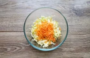 Peel, wash and grate the carrots with a coarse grater.